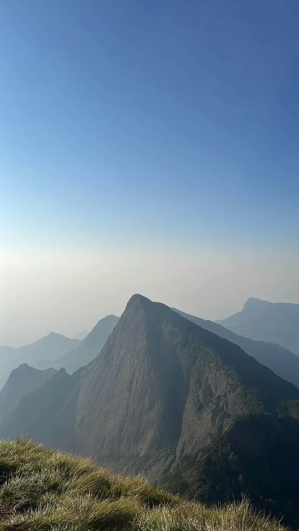Mountain ridge at Kolukkumalai in the evening haze